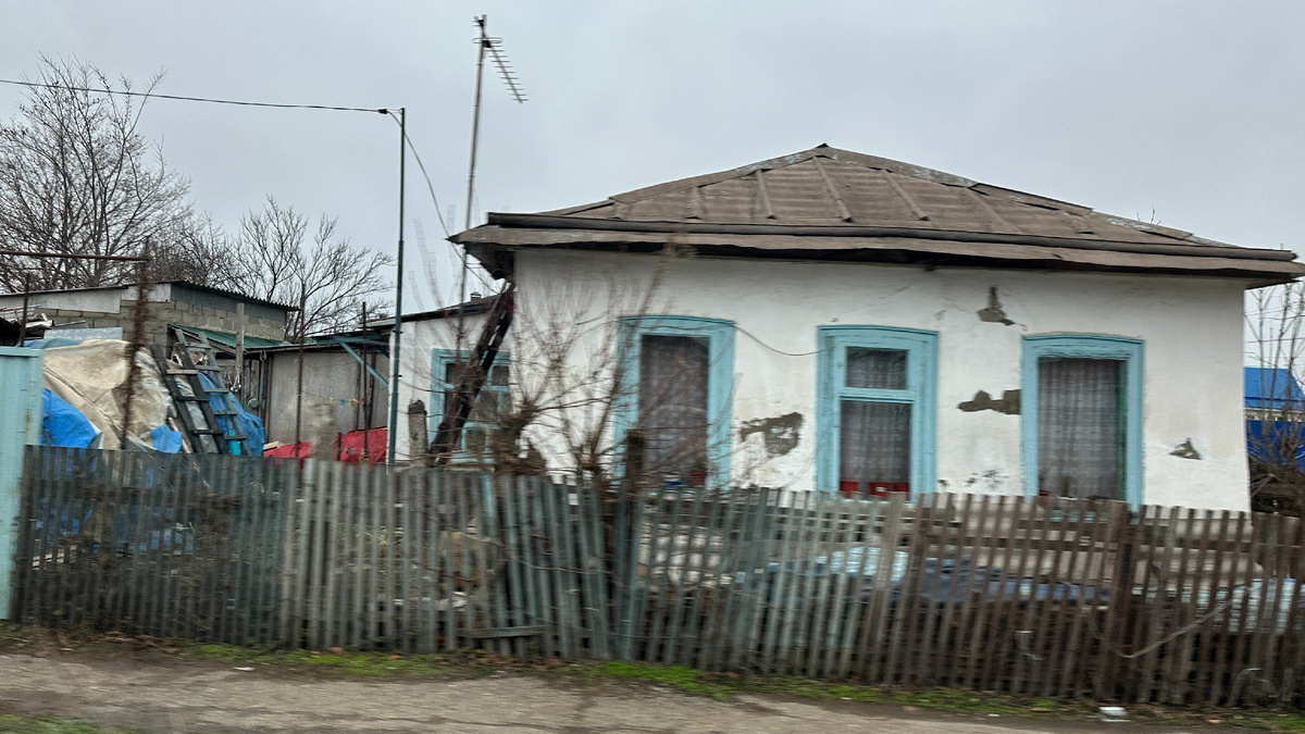 Вот таки дома здесь до сих пор не редкость, при этом на проходных улицах, а стоимость будет заоблачная.