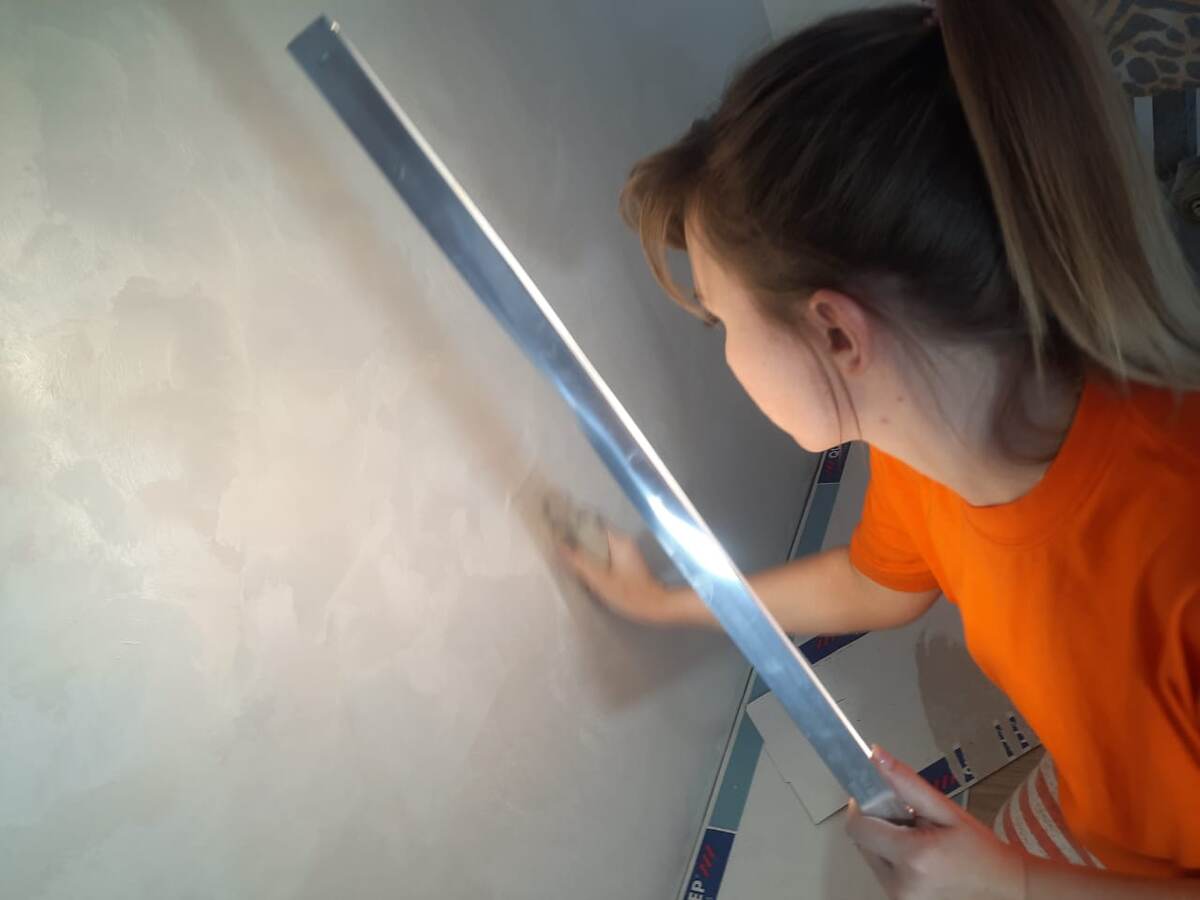 нанесение на стену мокрого шолка