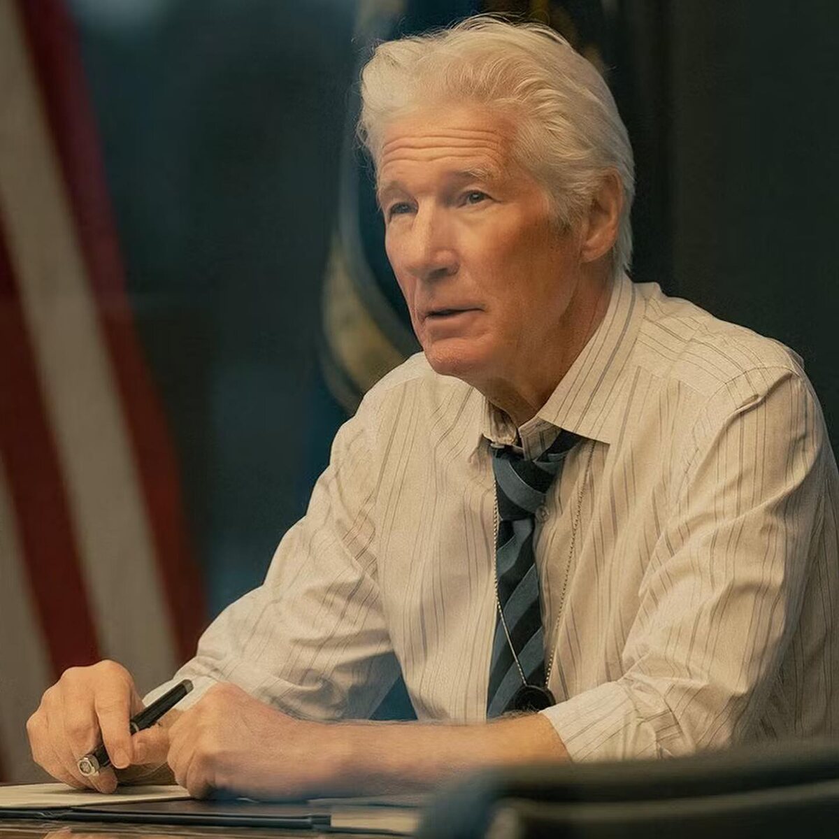 Кадр из сериала «Агентство»: Ричард Гир с ручкой Montegrappa Quattro в руках
