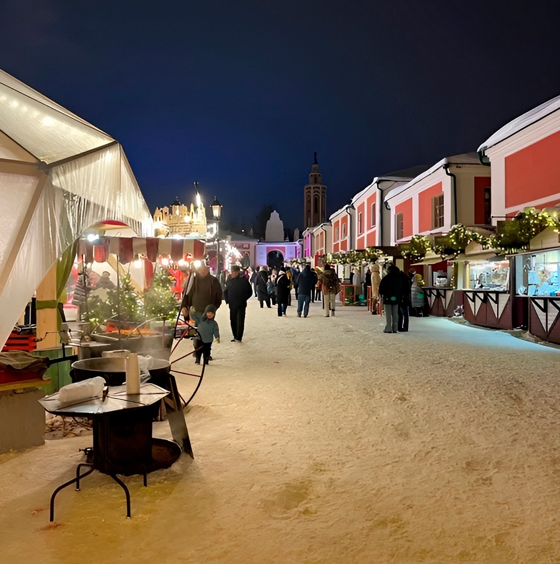 Зимой во время работы ярмарок в Гостином дворе царит уютная новогодняя атмосфера. Фото: Кира / Яндекс Карты