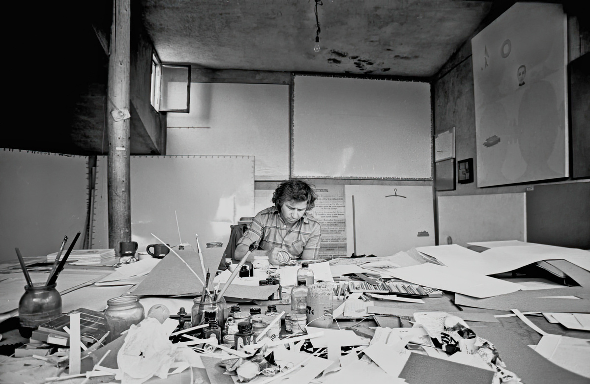 Илья Кабаков за работой в своей мастерской на Сретенском бульваре. Москва, 1975 г. Фото: Игорь Пальмин. Источник: Архив Музея «Гараж»