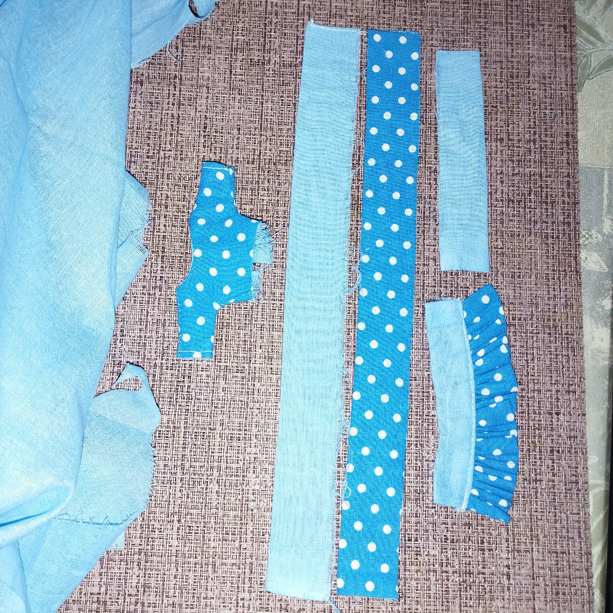 У меня две больших оборки одним цветом и третья контрастная. 