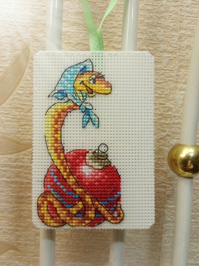 Будет висеть весь год.