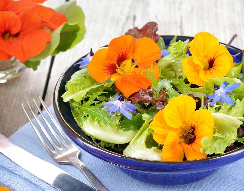 Цветами в салатах теперь мало кого удивишь!