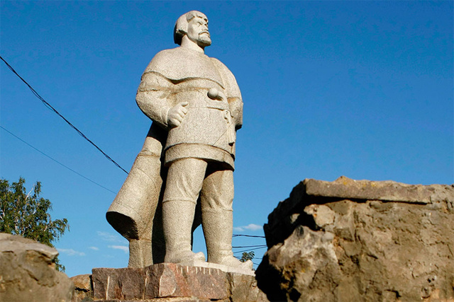 Памятник Е. Пугачеву в Саранске (фото из свободного доступа).