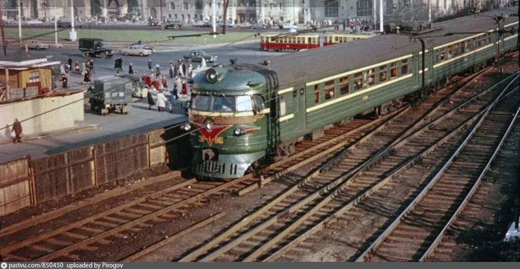 1961-1965 г., поезд ЭР1, г. Москва, станция "Москва-Каланчевская", источник: https://pastvu.com/p/850450