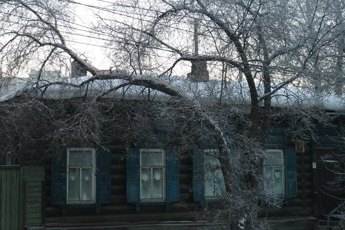 у него пятнышки на стёклах, а ещё сквозные звёздочки на ставнях...