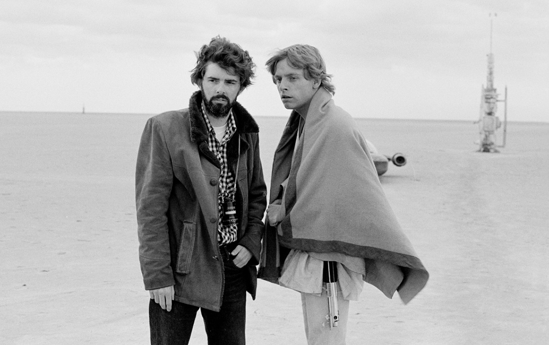 жордж Лукас (слева) и Марк Хэммил (справа) на съемках первого фильма "Звездные войны"