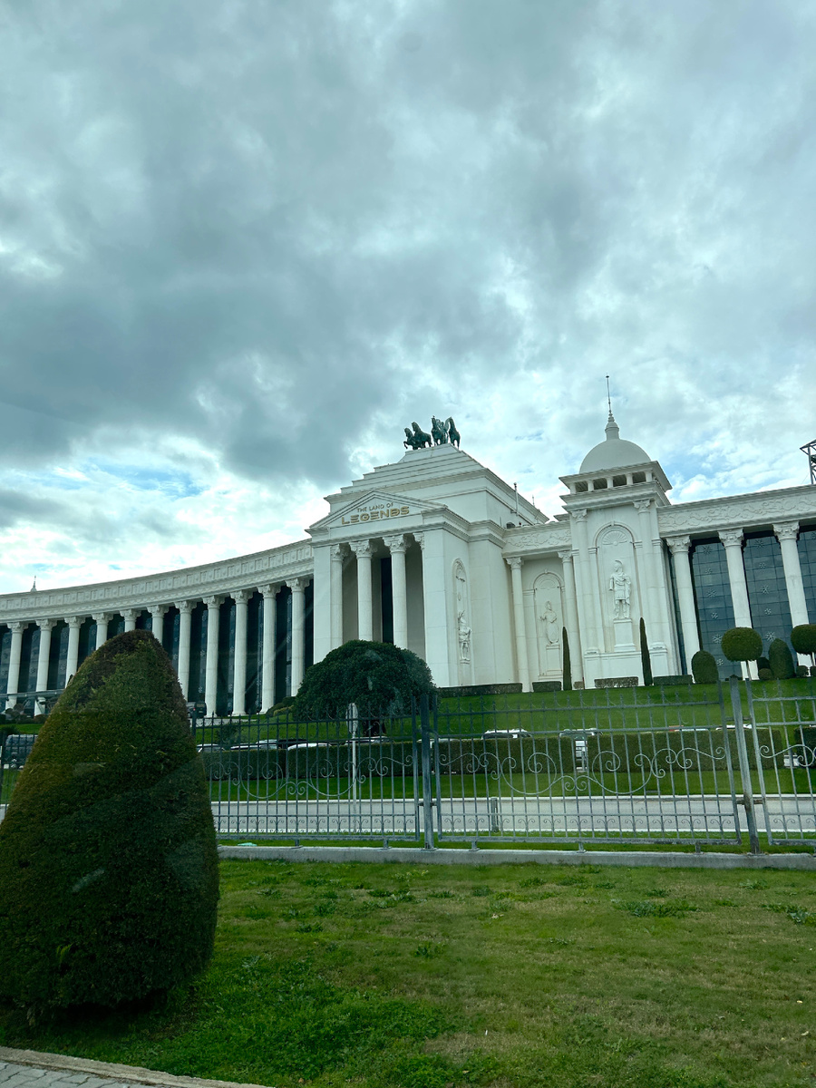 Вид отеля с дороги