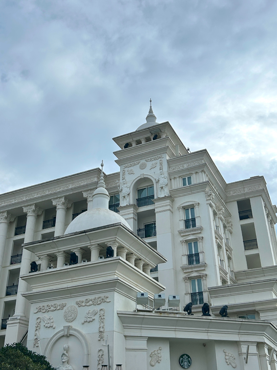 Так отель выглядит со внутренней стороны двора