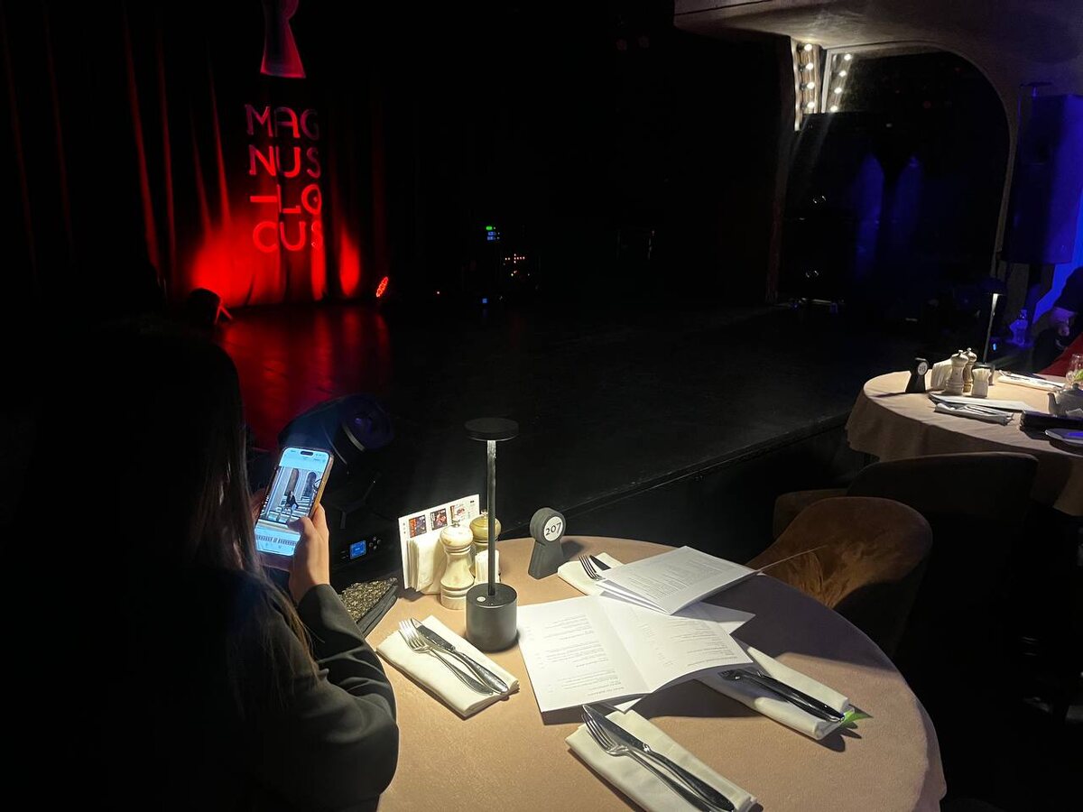 вид на сцену и наш столик