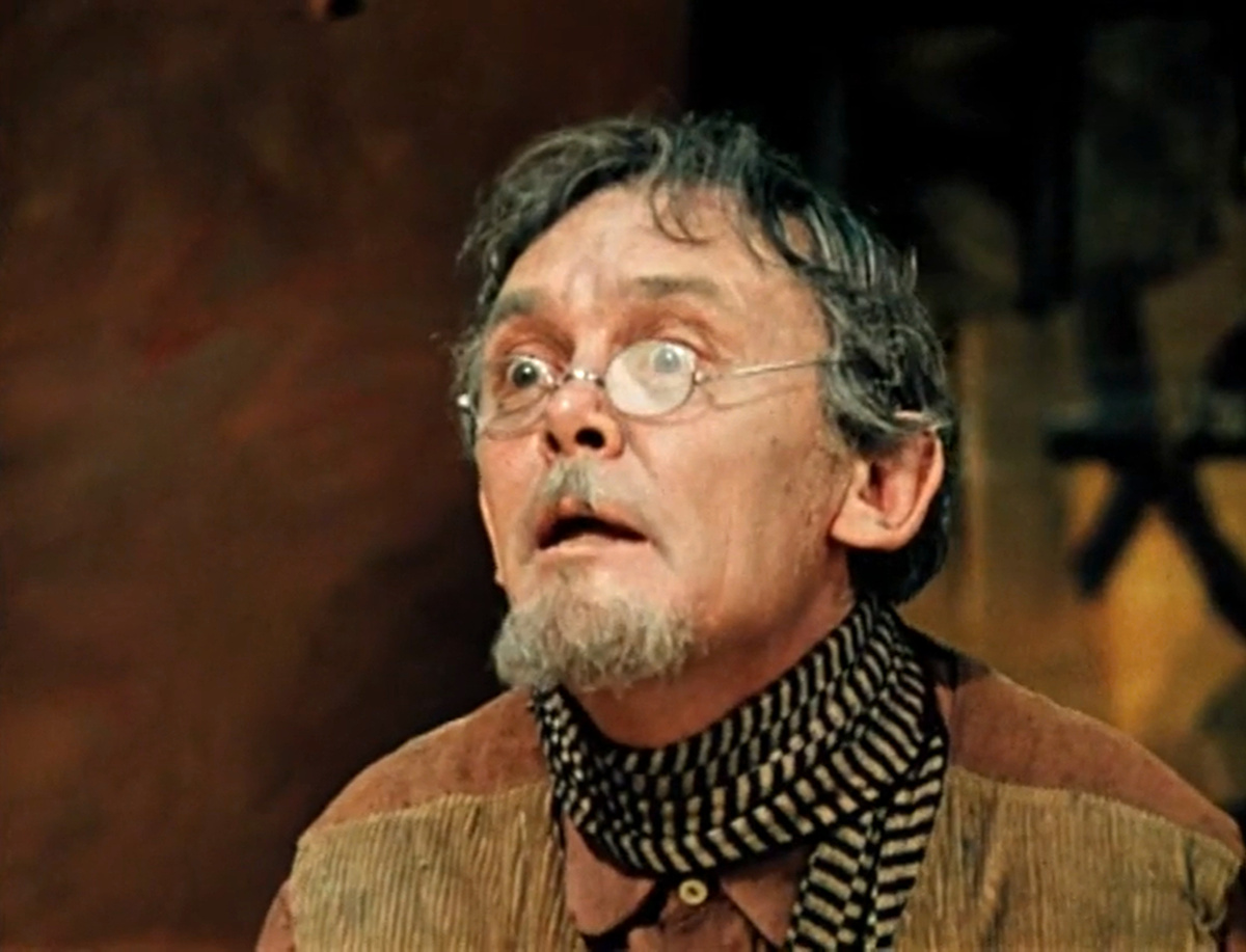 Леонид Гайдай в роли Варфоломея Коробейникова. Кадр из кинофильма "Двенадцать стульев", 1971 г., режиссер Леонид Гайдай, сценаристы Владлен Бахнов, Леонид Гайдай, композитор Александр Зацепин (скриншот)