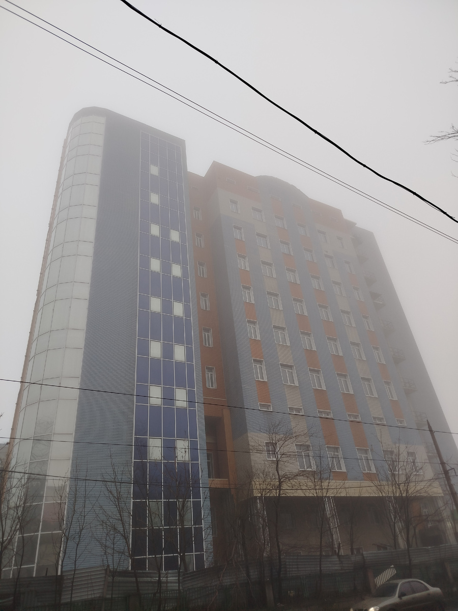 Офисное здание в утреннем зимнем тумане.