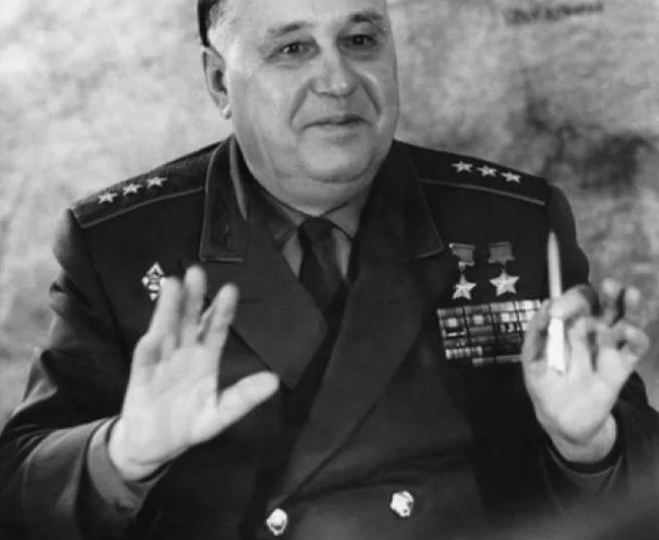 Первого Героя получил за "финскую", второй раз уже в 1944 году, награждение третьей Звездой отклонил командующий фронтом маршал Конев