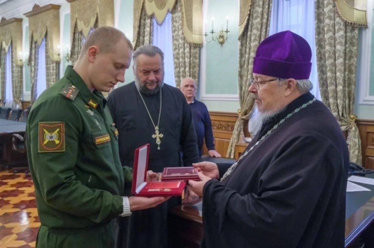    Владыка Пантелеимон вручил награды капитану ВС РФ, тяжело раненному на СВО