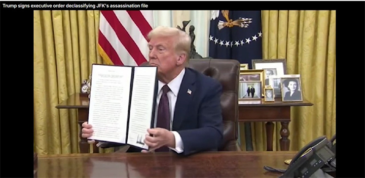    Дональд Трамп подписывает указ о рассекречивании дела об убийстве президента Джона Кеннеди.Скриншот: Daily Mail.