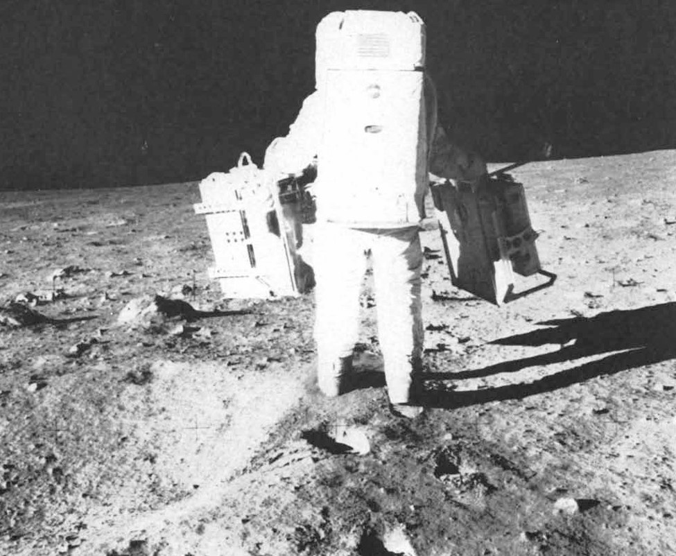 ЛУННЫЙ НОСИЛЬЩИК, Эдвин Олдрин, был сфотографирован командиром "Аполлона-11" Нилом Армстронгом, во время того когда он отходил от лунного модуля «Орел», неся в правой руке лазерный ретрорефлектор, а в левой — пакет пассивных сейсмических экспериментов. Позже Армстронг расположил ретрорефлектор на поверхности Луны, примерно в 65 футах от посадочного модуля. Были некоторые опасения, что пыль от взлета «Орла» может покрыть отражатель пылью, но эти опасения оказались необоснованными.
