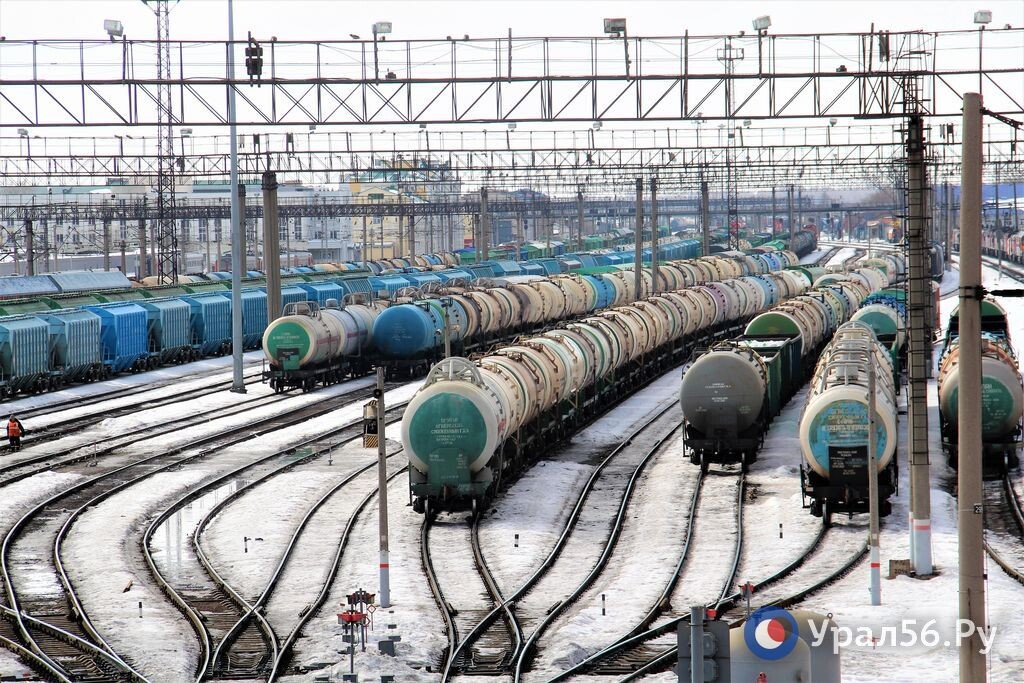    В Орске рабочий на железнодорожном пути нарушил технику безопасности и получил переломы