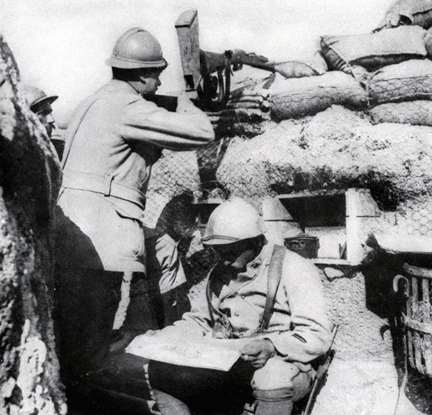 Работа французского снайпера в траншеях. Западный фронт, 1917г.