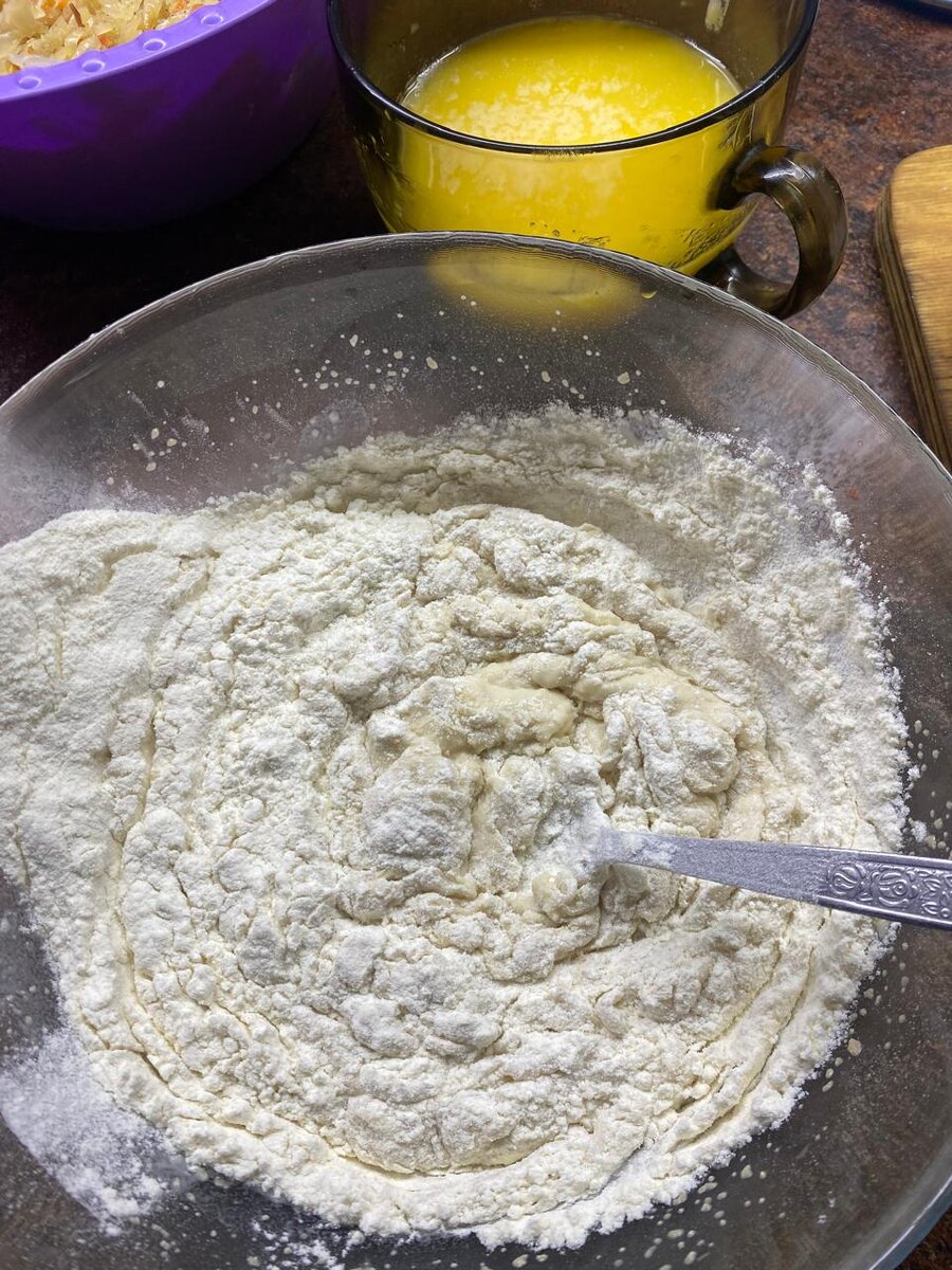 Перемешали все с мукой и добавляем масло.