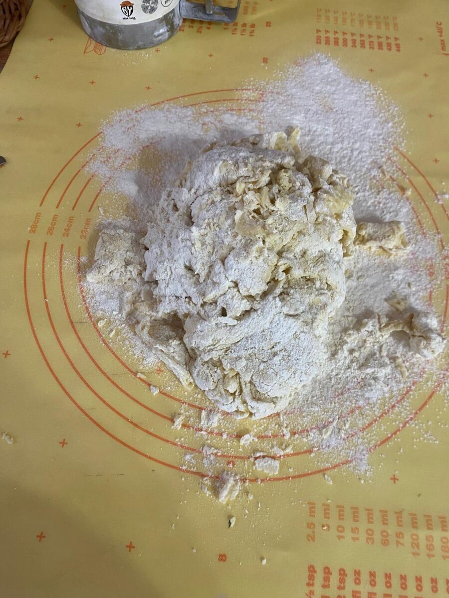 Перемешали и вываливаем все на стол.