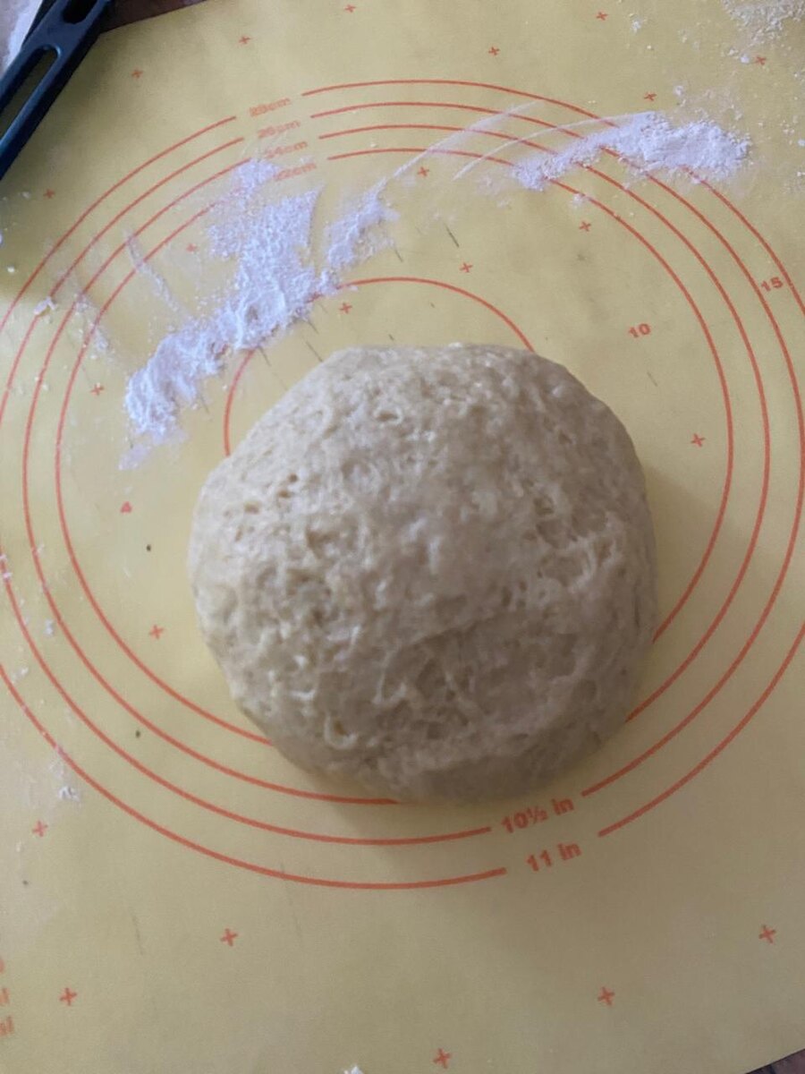 Вымешиваем тесто , пока оно не станет эластичным.