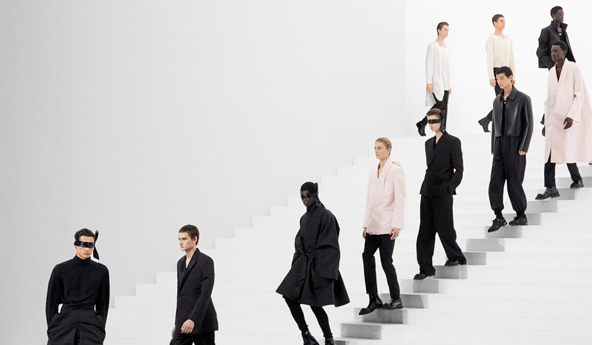     Мех, пиджаки и непринужденность: главные тренды Недели моды в Париже осень-зима 2025