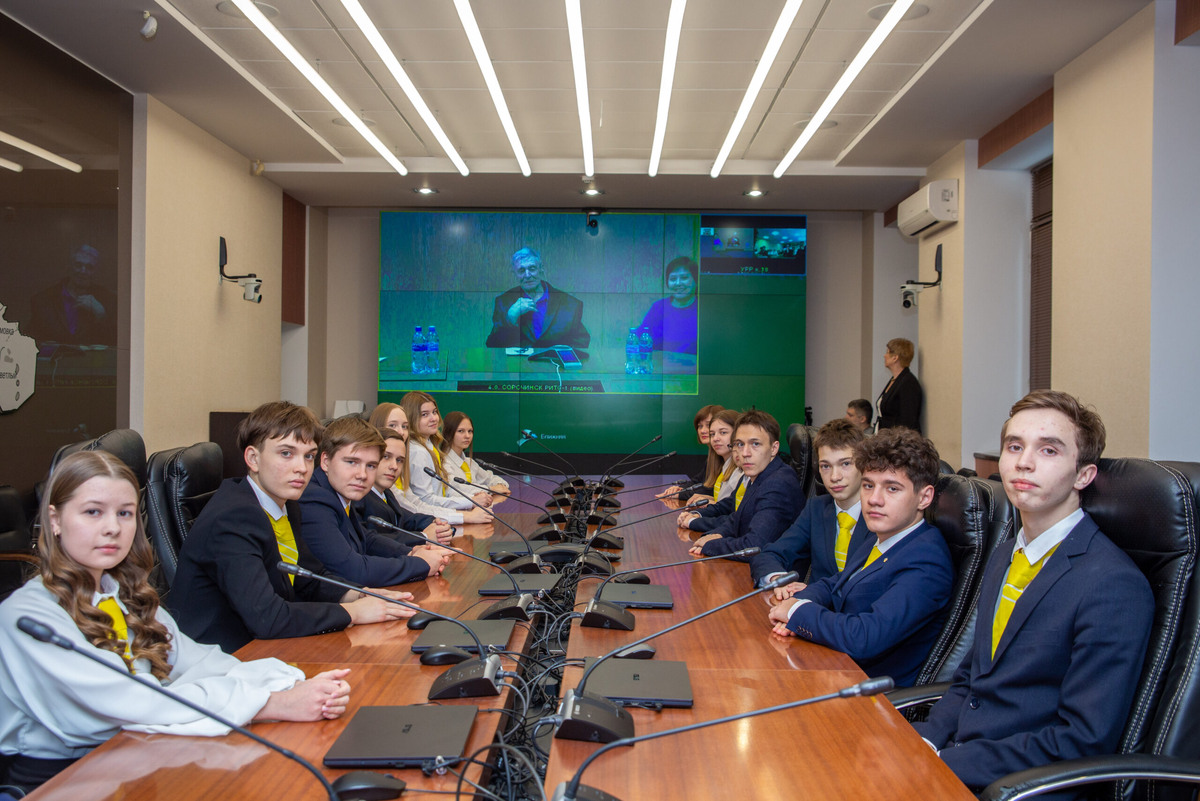  📷    «Оренбургнефть» организовала патриотическую акцию для школьников Белов Михаил Александрович