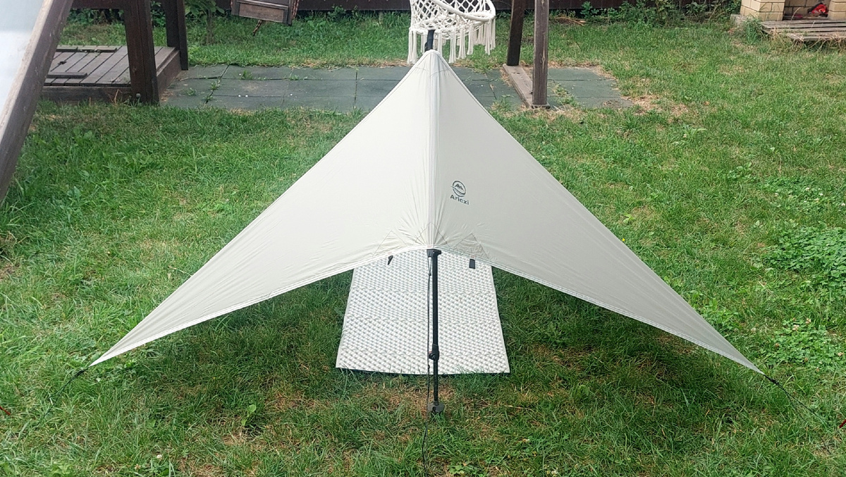 Тент Aricxi установлен на среднюю высоту