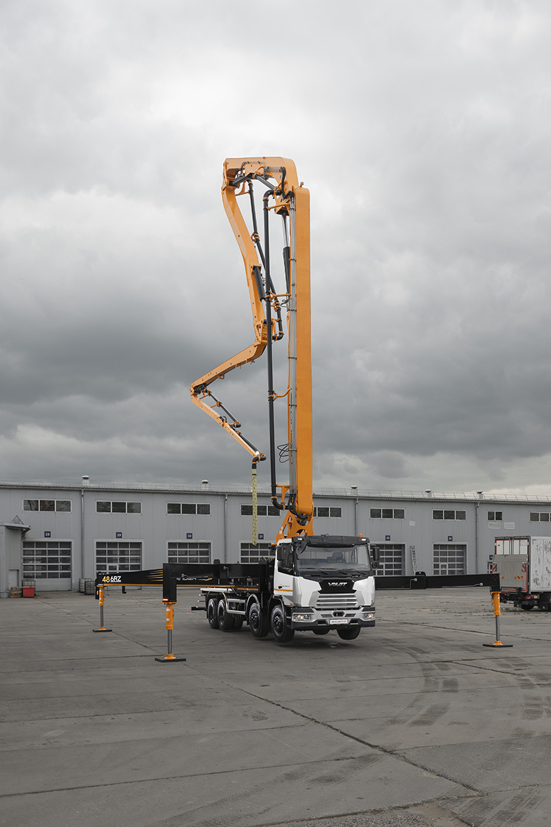 На фото модель Xanjer с высотой стрелы 48 метров на шасси белорусском VOLAT.