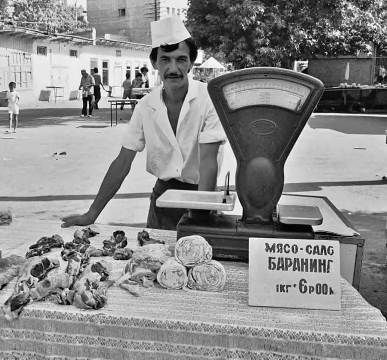 Уличная торговля в одном из пригородов города Ташкента (Узбекская ССР, 80-е годы).00