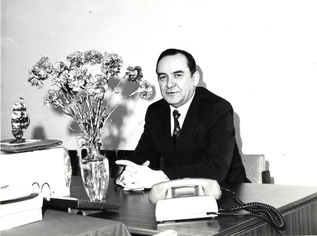 Г.А. Денежкин в рабочем кабинете