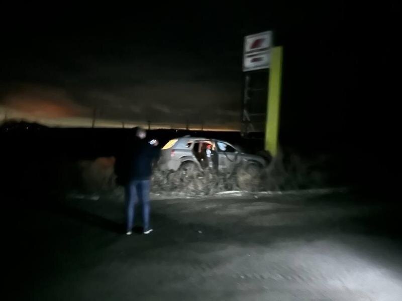 Искореженный автомобиль, в котором ехали журналисты.