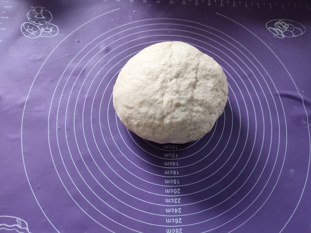 Я очень много муки сыпала на коврик, она вся в тесто ушла.