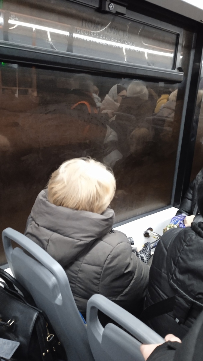 А вот уже утренний рейс - для меня первый рейс в "Витязе". Снимаю быстро и тайком. По отражению в стекле можно увидеть, что утром трамвай забит "в мясо". Фото автора