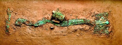 Бирюзовый сосуд в форме змеи, обнаруженный на стоянке Эрлитоу в Яньши, Хэнань