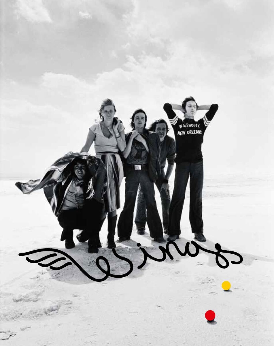 Wings в пустыне Мохаве, Калифорния, в 1975 году, во время фотосессии для альбома Venus And Mars