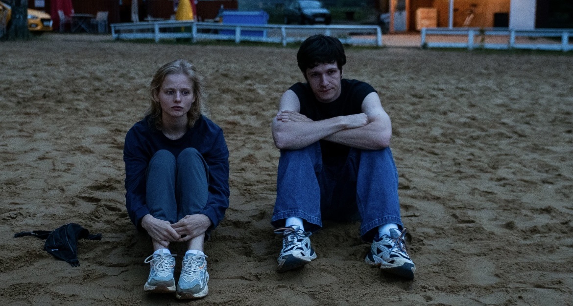 Александра Бортич и Кузьма Котрелев. Кадр из сериала "Между нами химия".