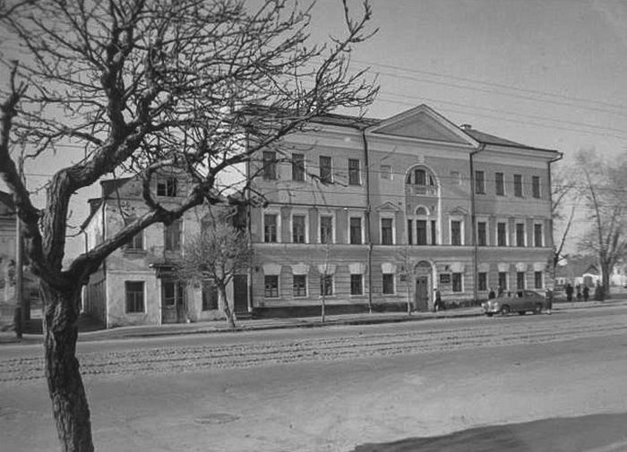 Советская улица, дома № 82 (справа, ныне № 58) и 84. 1951-1952 годы.