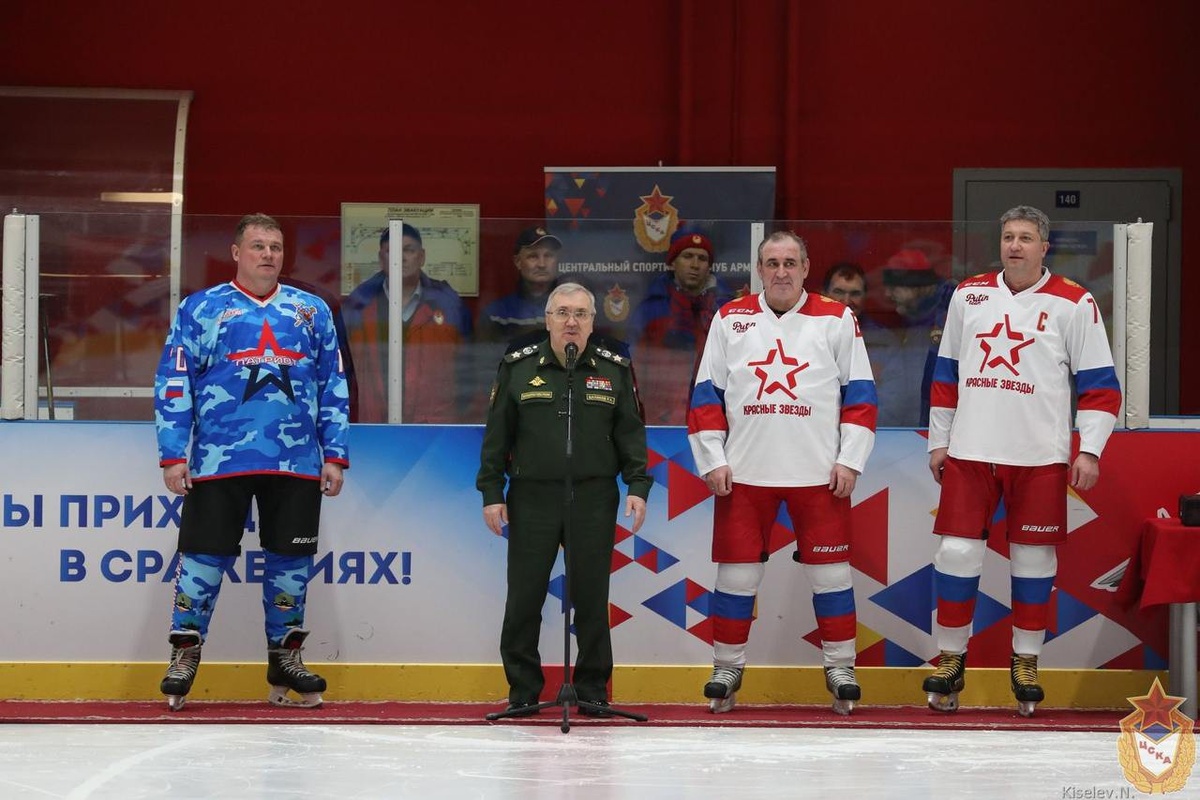    Экс-замминистра Иванов и игроки команды «Красные звезды» / Фото: Минобороны РФ