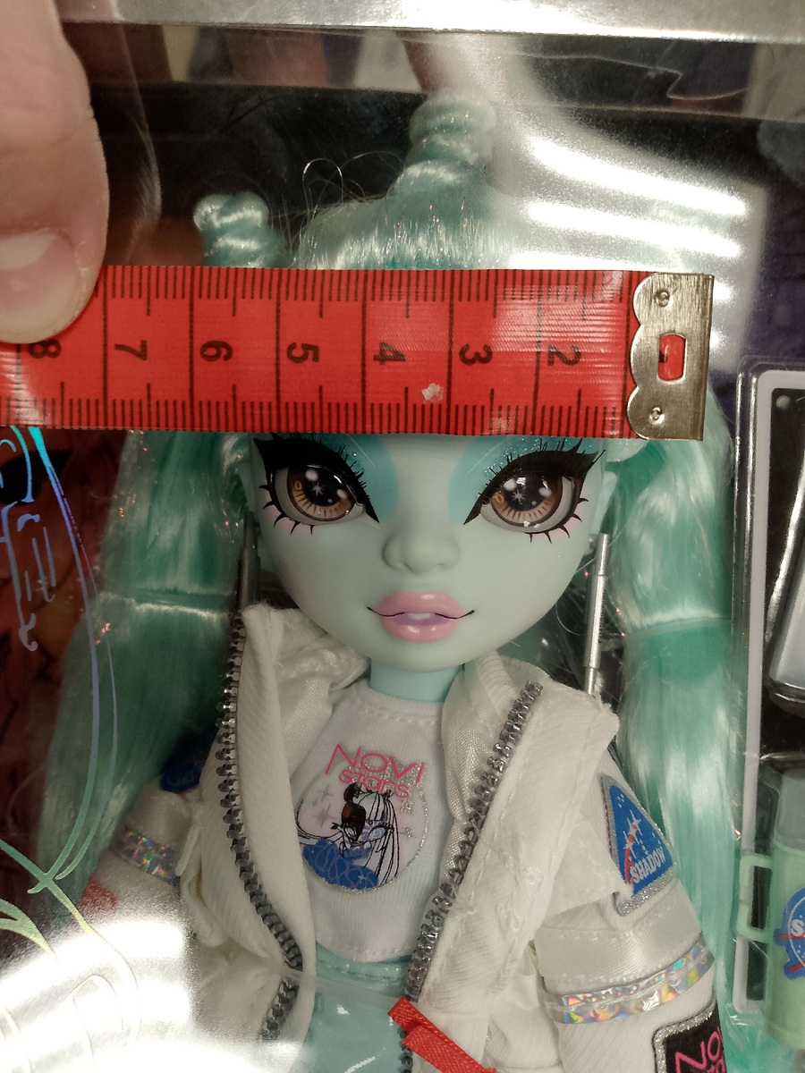 Снимаю мерки через коробку 😂 в Детском Мире. Нет сил ждать, хочу уже на неё что-то сшить. 