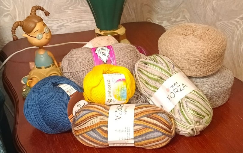 Головная боль любой вязальщицы - некуда складывать пряжу и не из чего вязать )