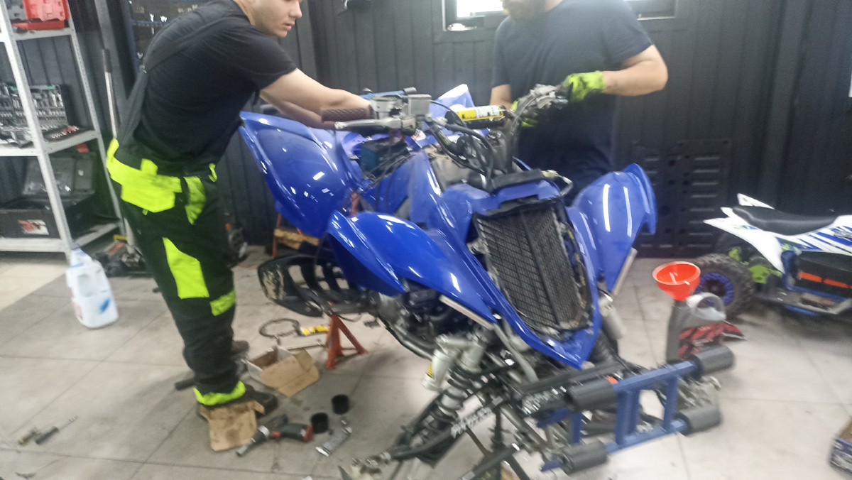 Прпоцесс отладки свежесобранного двигателя.