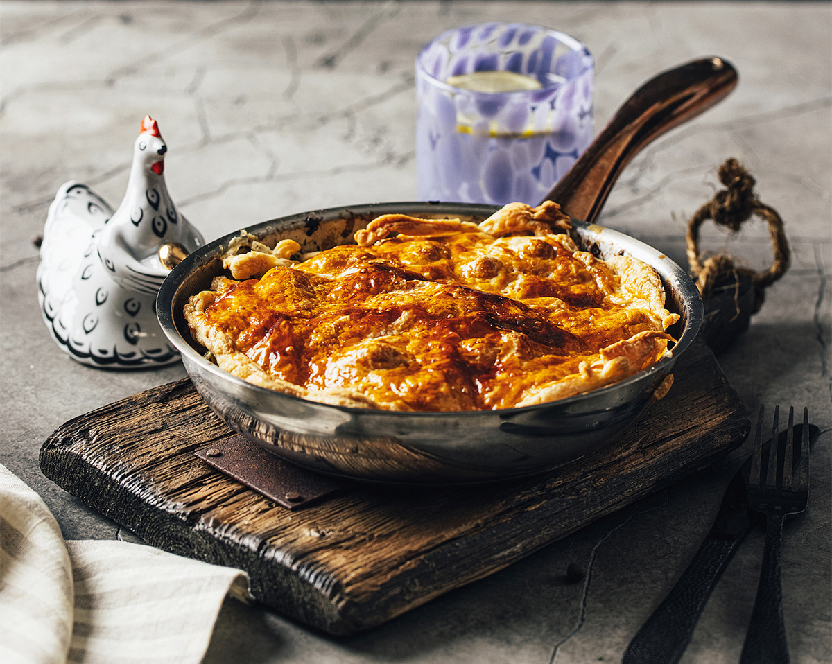 Очень простой и быстрый пирог из оставшейся курицы на случай, если вдруг нагрянули гости.