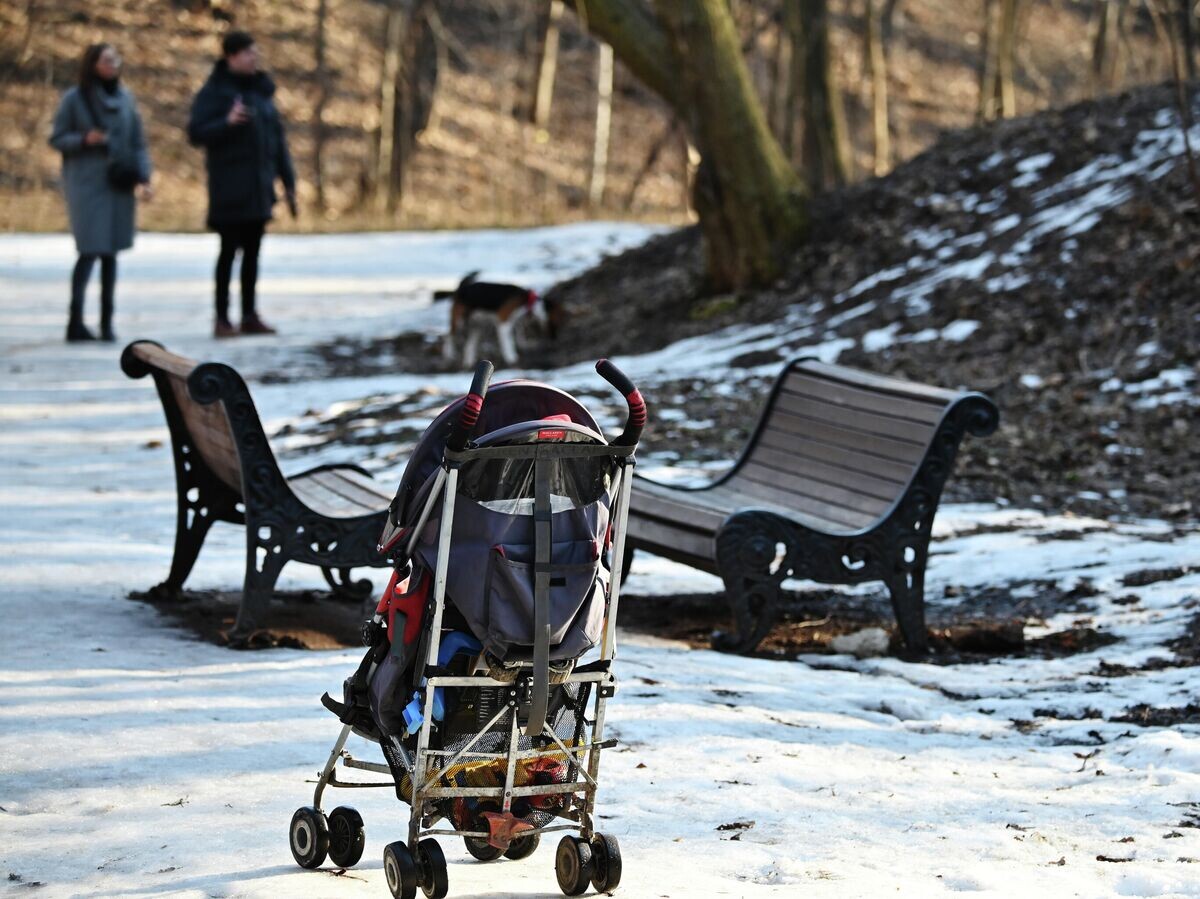    Семья в парке© РИА Новости / Наталья Селиверстова