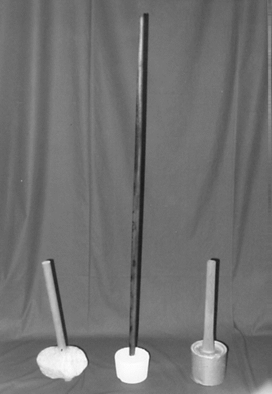 Слева каменный тиси, справа бетонный. В центре рокусятиси