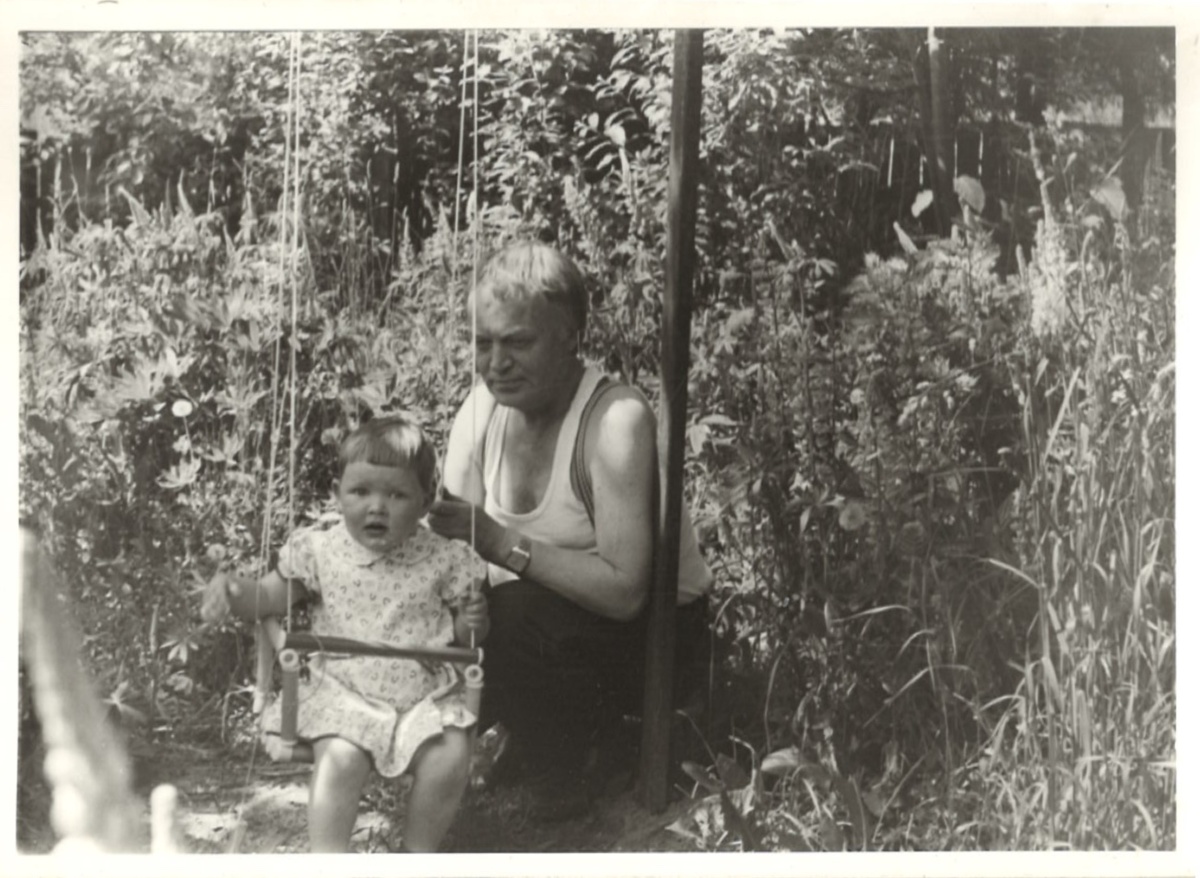 Вера Егошина вместе с дедушкой Германом Егошиным на даче в Сиверской. Лето 1985 г.