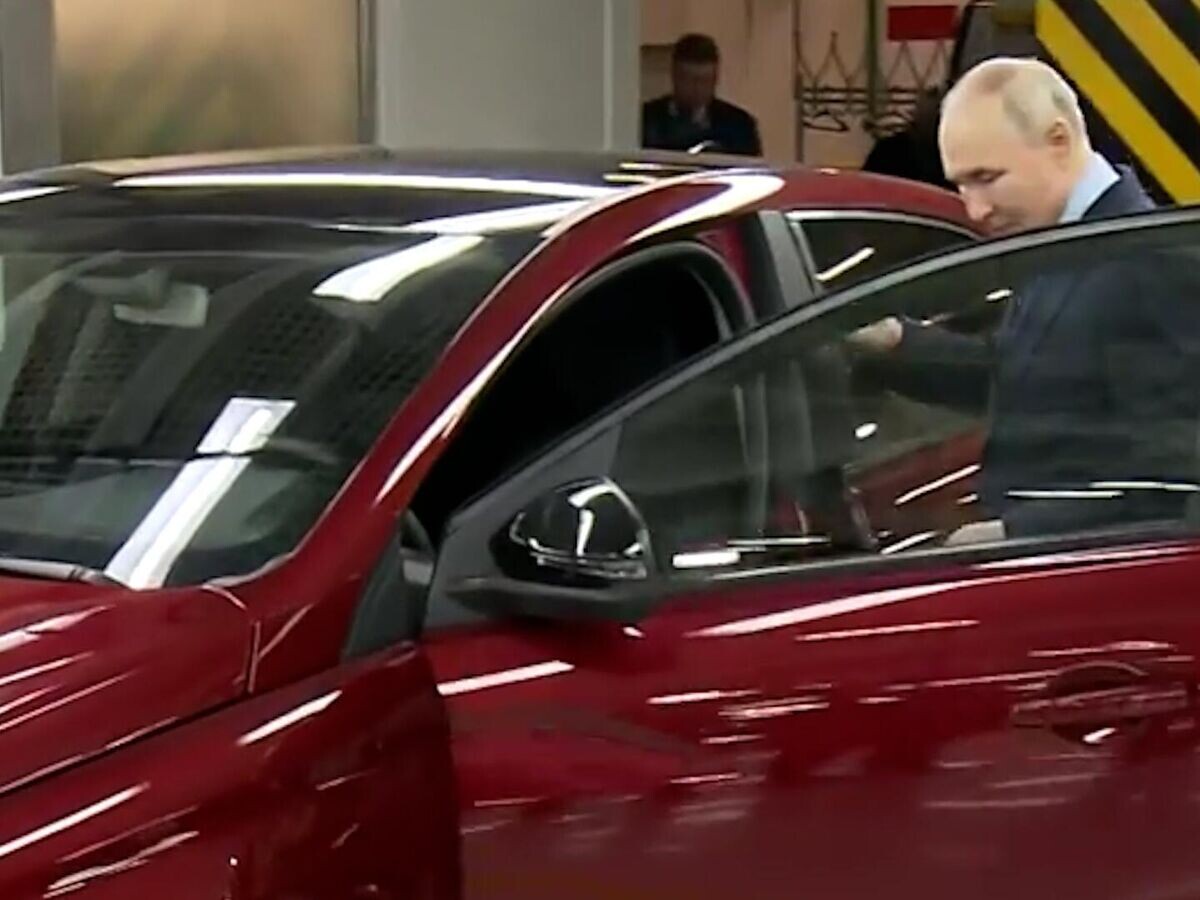    Путин на заводе "АвтоВАЗа" в Тольятти© Пул