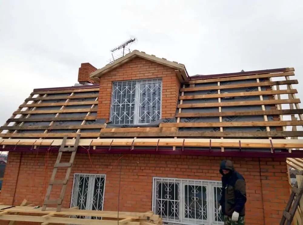 Зимний монтаж металлочерепицы. Изображение с сайта favor-group.ru