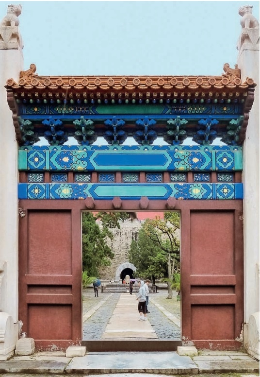 Ворота Линьсин на территории гробницы Динлин — одной из гробниц императоров династии Мин